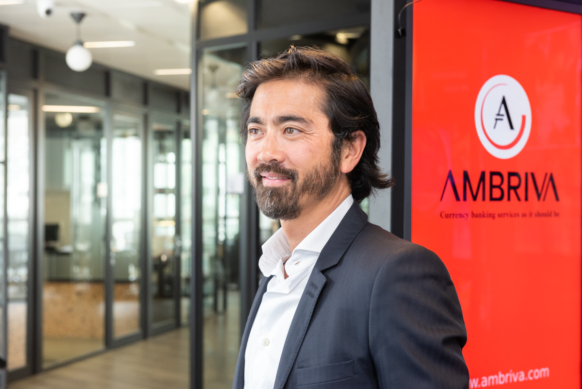Sébastien Oum fondateur d’Ambriva devant le logo de l’entreprise