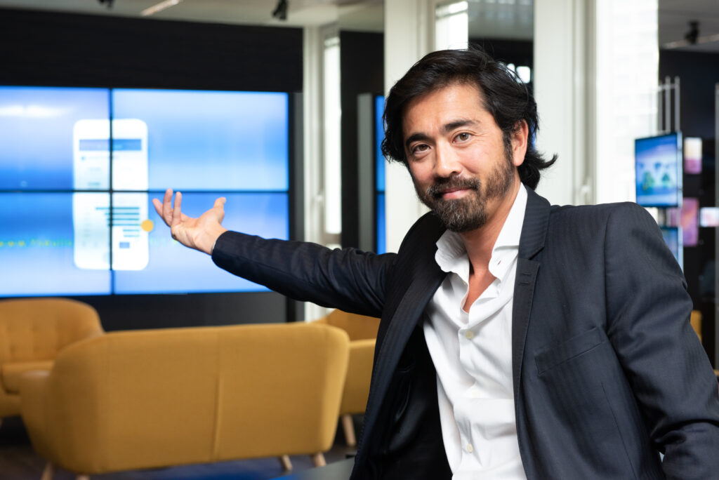 Sébastien Oum présentant une solution de gestion du risque de change chez Ambriva
