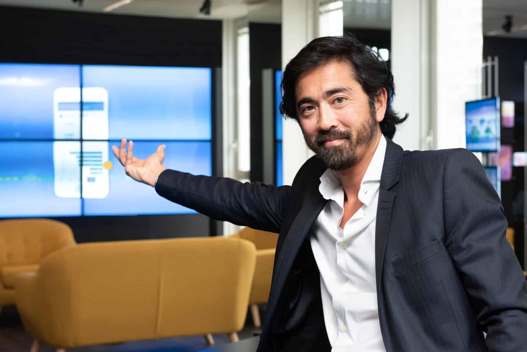 Sébastien Oum présentant une solution de gestion du risque de change chez Ambriva